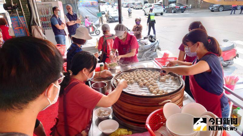 ▲「李記老店文進仔肉圓伯」的肉圓許多人在地人從小吃到大。（圖／記者鄭婷襄攝，2021.03.14）