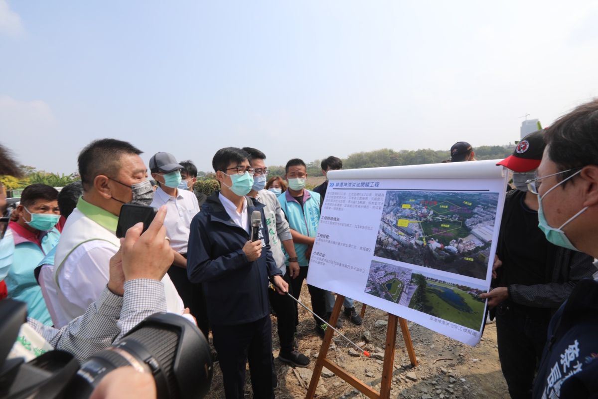 ▲高雄市長陳其邁今天上午前往仁武區視察北屋排水上游滯洪池開闢計畫。（圖／高市府提供）