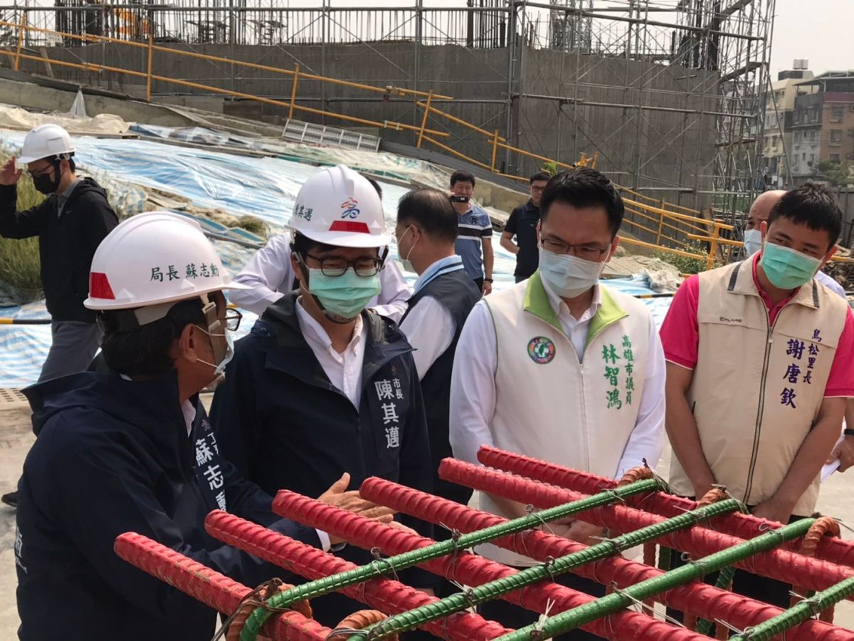 ▲高雄市長陳其邁今天視察「高市警察局鳳山分局重建工程」時除提醒所有工程人員要注意避免工安意外的發生外，也強調市府是警察維護治安的有力靠山。(圖／高市府工務局提供)