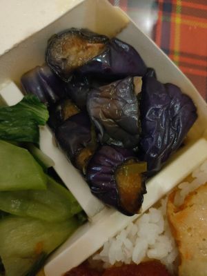 茄子 ▲很多人害怕便當內吃起來軟軟的茄子。(圖/翻攝爆廢1公社臉書)