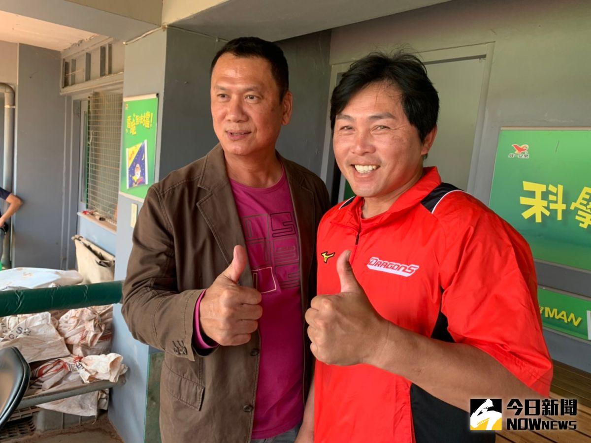 ▲味全龍主帥葉君璋跟「金臂人」黃平洋。（圖／吳政紘攝）