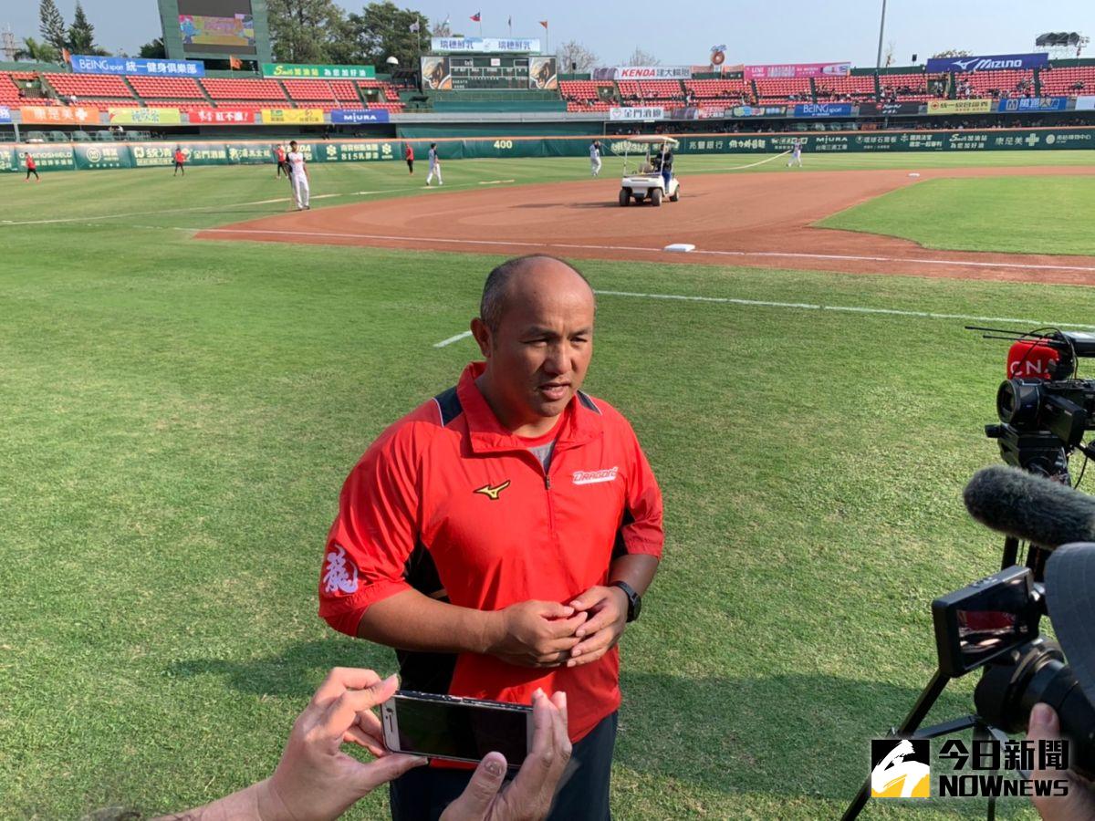 ▲味全龍打擊教練張泰山。（圖／吳政紘攝）