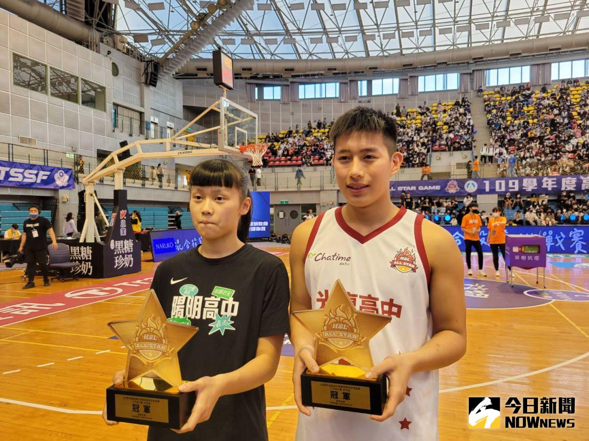 ▲陳佳妤和莊朝勝拿下三分球大賽冠軍。（圖／黃建霖攝）
