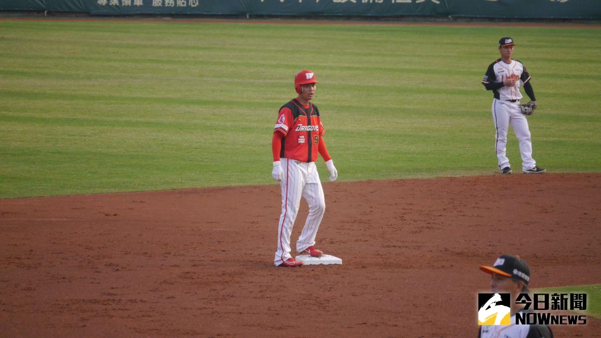 ▲陳品捷敲安後上壘。（圖／吳政紘攝）