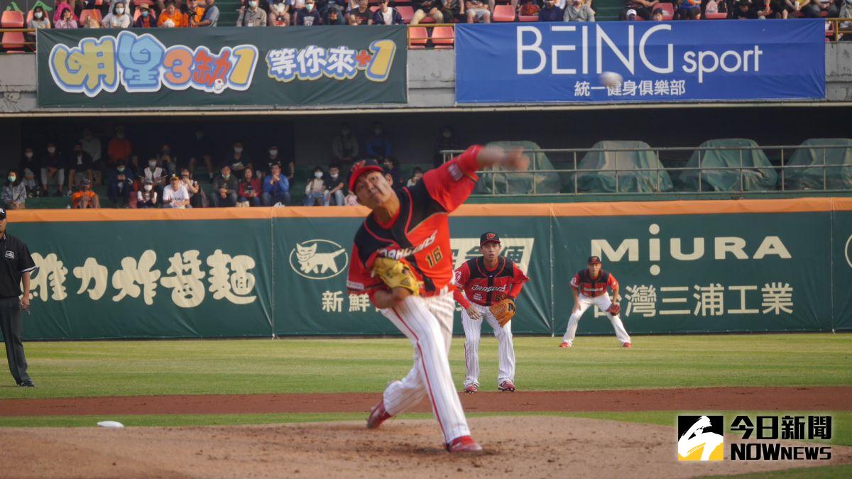 ▲味全龍王牌王維中。（圖／吳政紘攝）