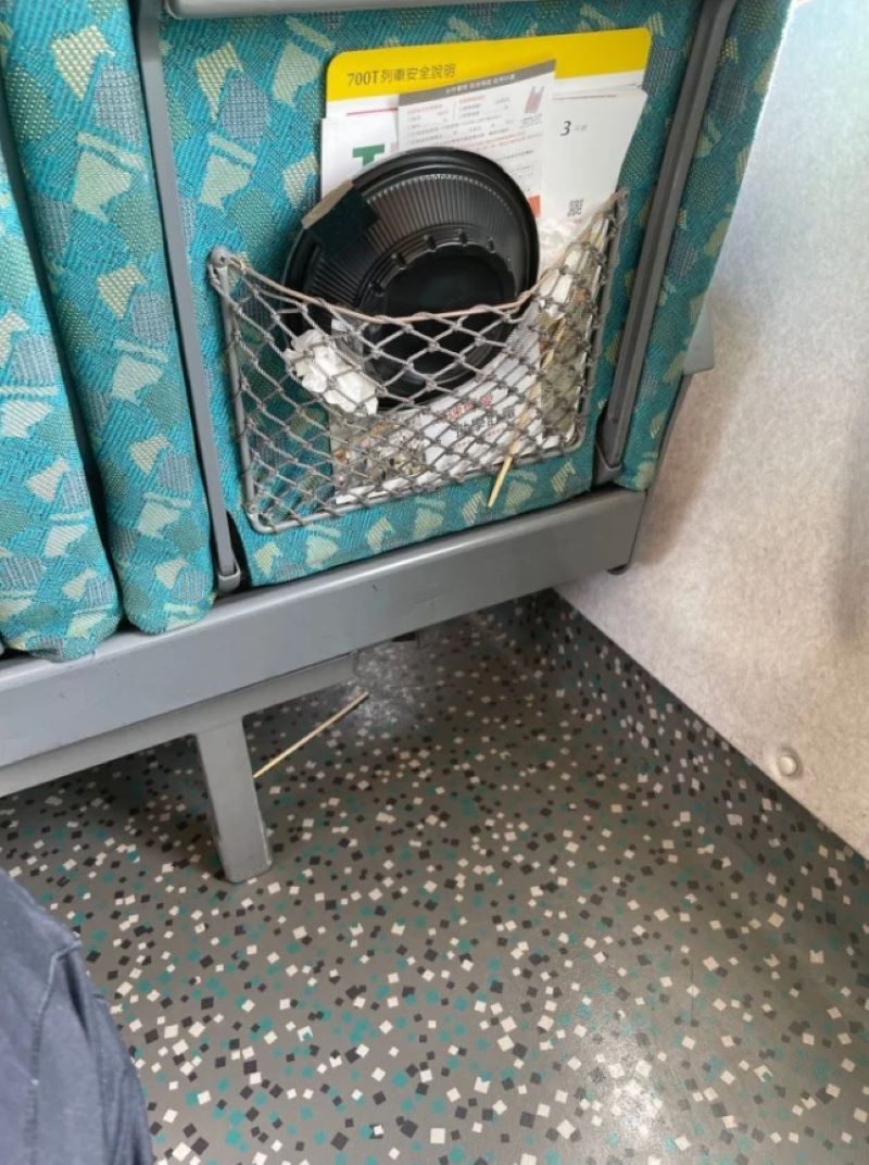 ▲原PO指出,不少人搭高鐵準備下車時,都會將垃圾遺留在座位上。(圖/翻攝Dcard)
