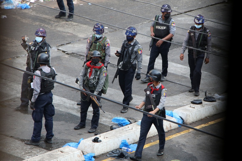 ▲國營緬甸廣播電視台（MRTV）報導，緬甸一名警員14日在群眾抗議活動中喪命，另有3名警員受傷。（圖／美聯社／達志影像）