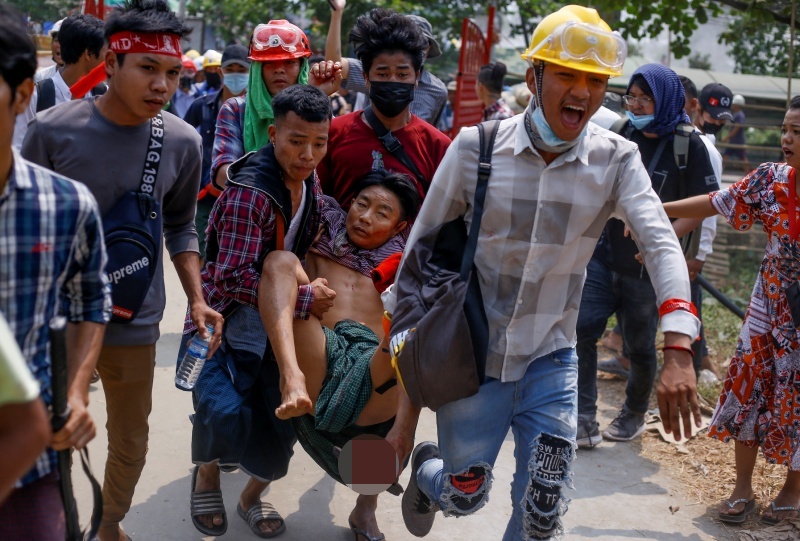 ▲緬甸最大城市仰光14日再傳示威衝突，軍警再度血腥鎮壓民眾。（圖／美聯社／達志影像）