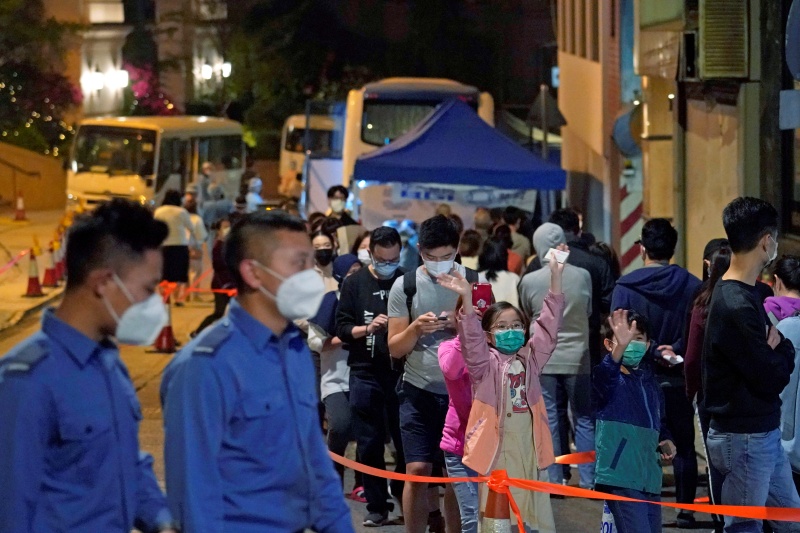 香港疫情反彈！健身房群組已109人中招、連續2晚封區檢測
