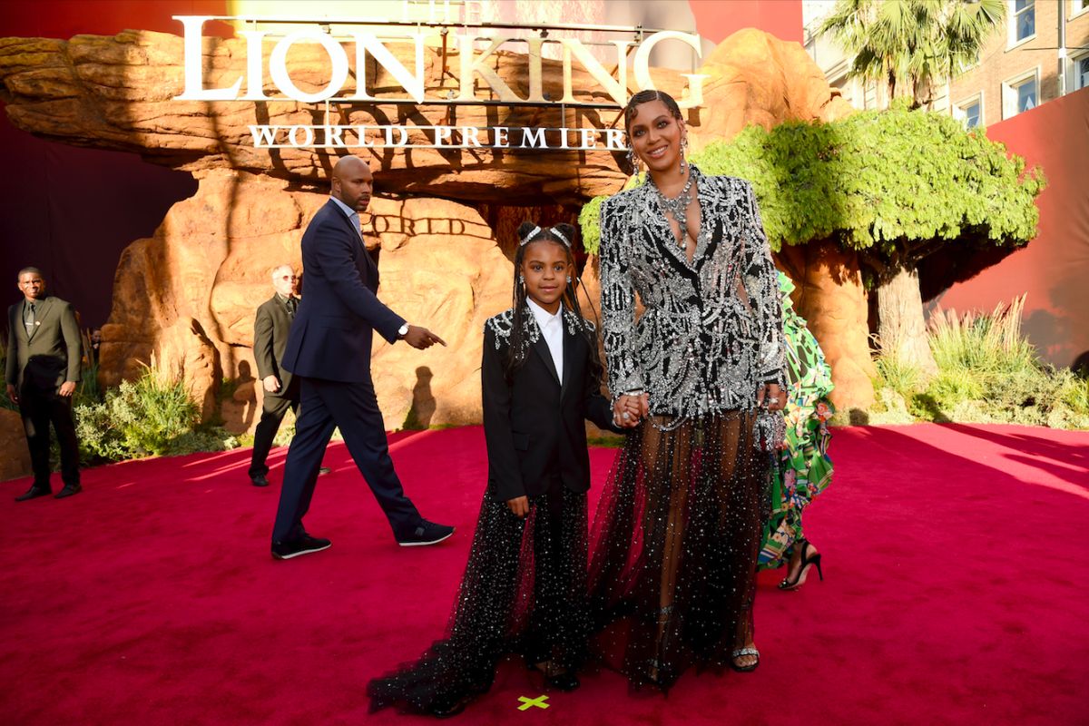 ▲碧昂絲（前排右）與女兒Blue Ivy Carter（前排左）合作的歌曲《Brown Skin Girl》獲得葛萊美獎最佳音樂錄影帶獎，Blue Ivy Carter意外成為最年輕的葛萊美獎得主之一。（圖／美聯社）