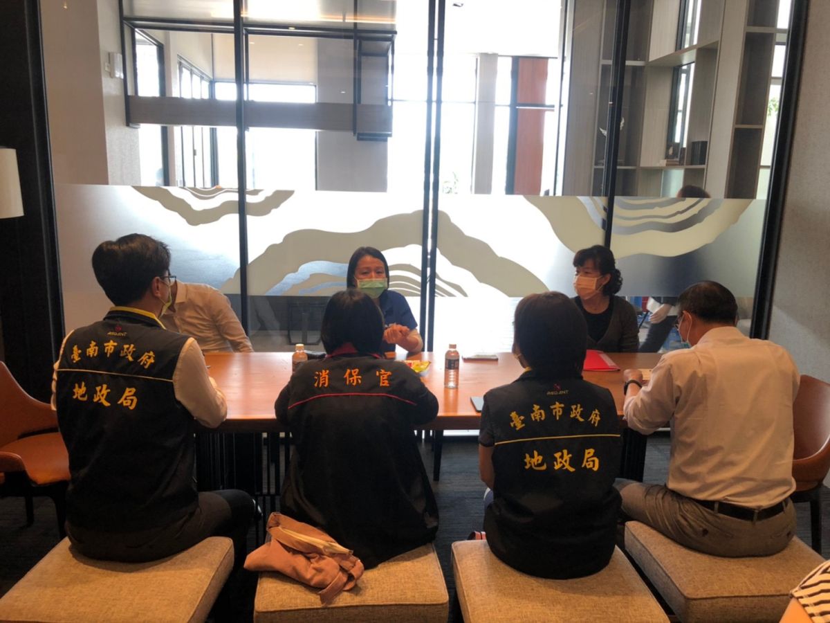 ▲南市府地政局、消保官、工務局聯合稽查炒房（圖／台南市政府提供）