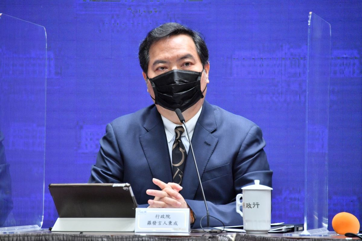 ▲外傳蔡政府將以麥寮方案取代三接案，行政院發言人羅秉成15日表示，即便麥寮電廠增設燃氣機組，仍無法解決北部缺電及南電北送的問題。（圖／行政院提供）