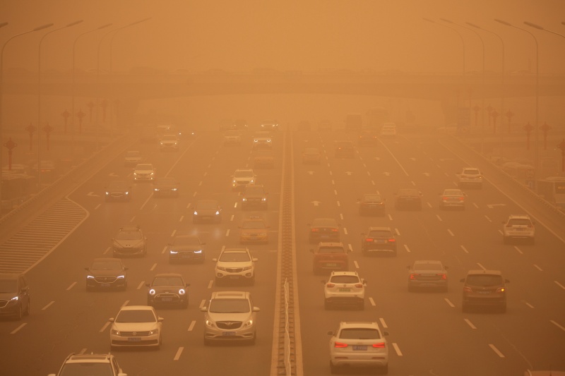▲受到沙塵惡劣天候影響，北京市15日上午的能見度極差，交通十分不順。（圖／美聯社／達志影像）