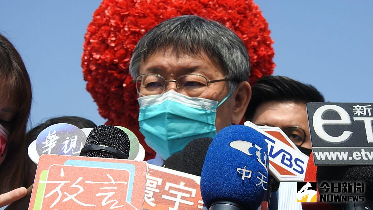 ▲針對台南市長黃偉哲表示「抽煙吸毒更毒，但卻怕新冠肺炎疫苗」的說法，台北市長柯文哲15日受訪時也附和，表示現階段疫苗「利大於弊」。（圖／記者丁上程攝，2021.03.15）