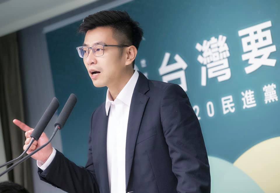 ▲民進黨發言人周江杰砲轟國民黨用重啟核四挺藻礁是兩面手法、糊弄人民。（圖／翻攝自周江杰臉書）