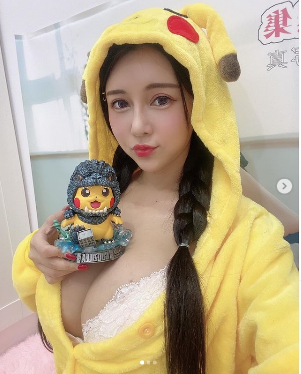 ▲安希胸前的扣子撐不住。(圖/安希IG)