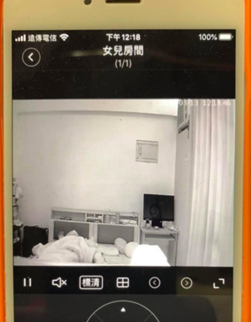 ▲網友分享自己在女兒房間裝監視器,但卻沒看到女兒身影,原來是躲在角落睡覺。(圖/爆廢公社)