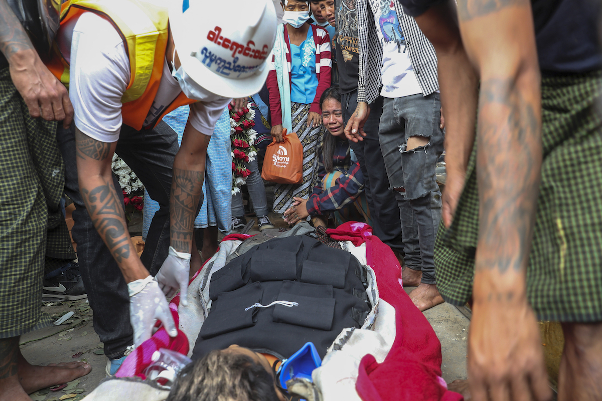 ▲《路透社》今（15）日報導，仰光郊區一家醫院單日就收到了34具遺體、40名受傷者，週日（14）緬甸示威的死傷人數實際上可能更高。（圖／美聯社／達志影像）