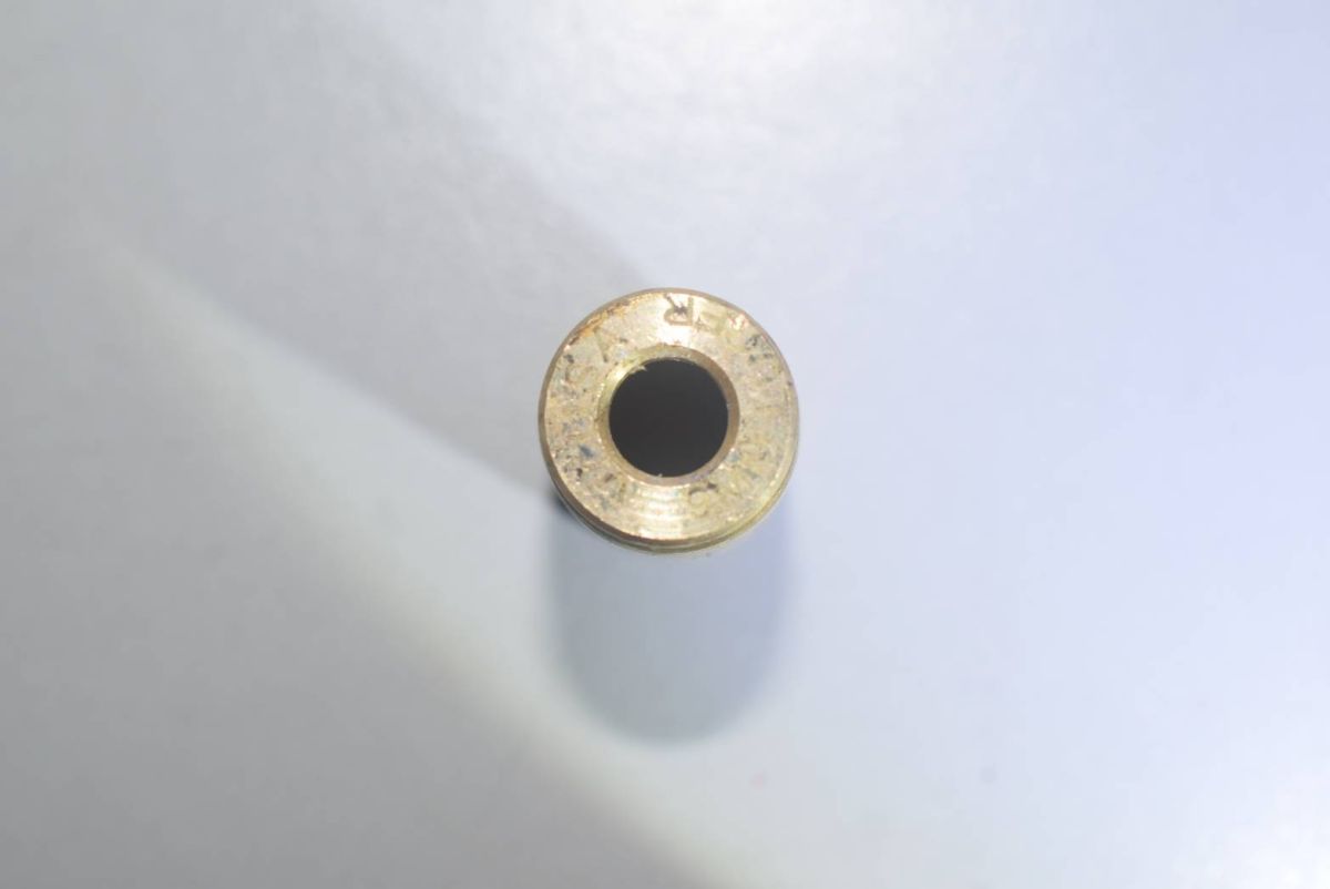 ▲警方現場拾獲3枚彈殼，經初步檢視為道具模擬槍裝飾彈。（圖／讀者提供）