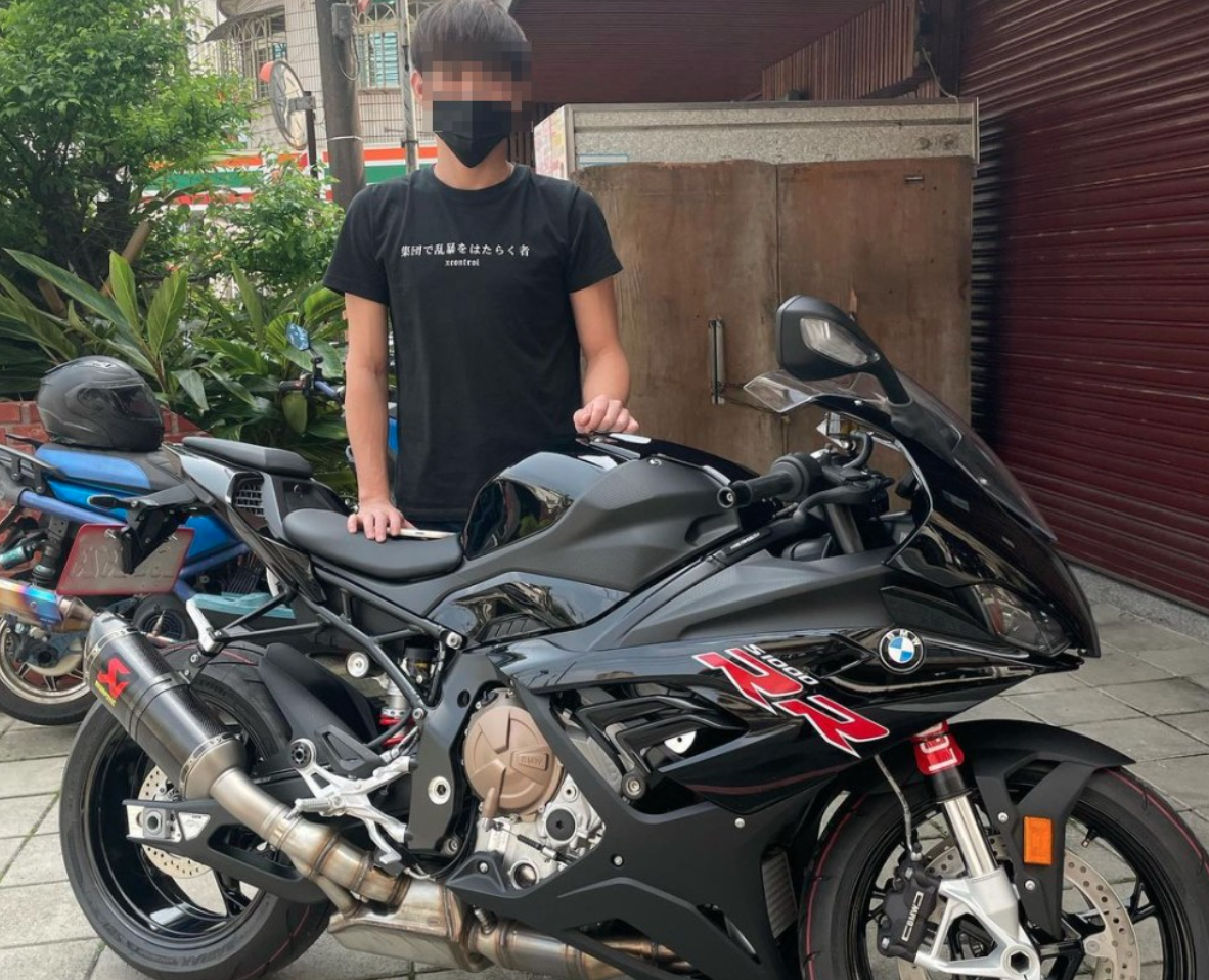 ▲一名身穿黑衣的男子「全貸月付84期」買下BMW S1000RR重機，照片一出，立刻掀起熱議。（圖／翻攝自《兆豐車業》）