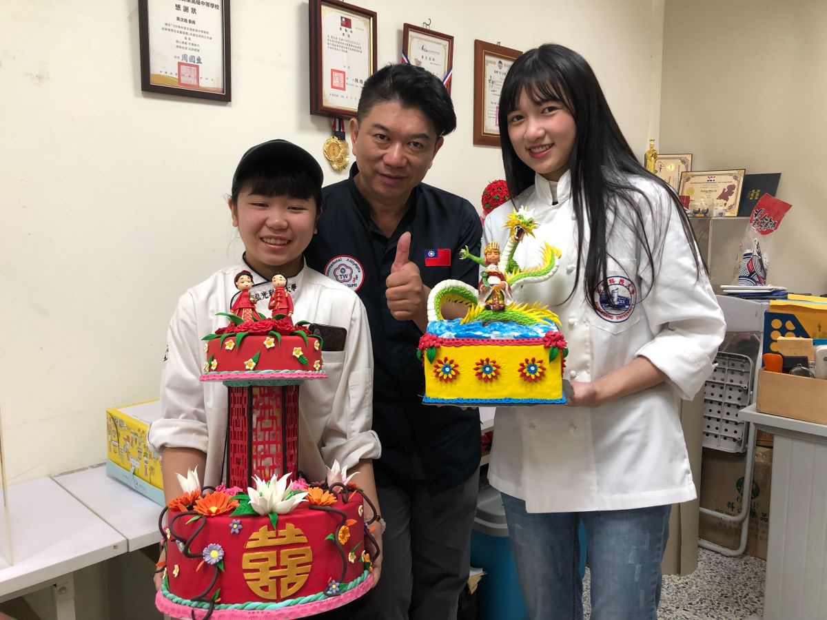 ▲弘光科大餐旅管理系學生黃聿茹(右)、黃珊淇(左)在老師黃汶達(中)指導下，翻糖蛋糕奪國際賽銀牌、銅牌(圖／弘光科大提供2021.3.15)