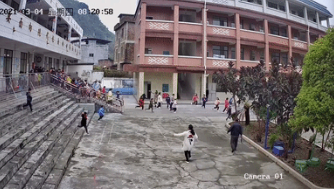 ▲大陸一名女老師上課時聽到怪聲，立刻叫孩童快點跑。（圖／翻攝中國之聲）