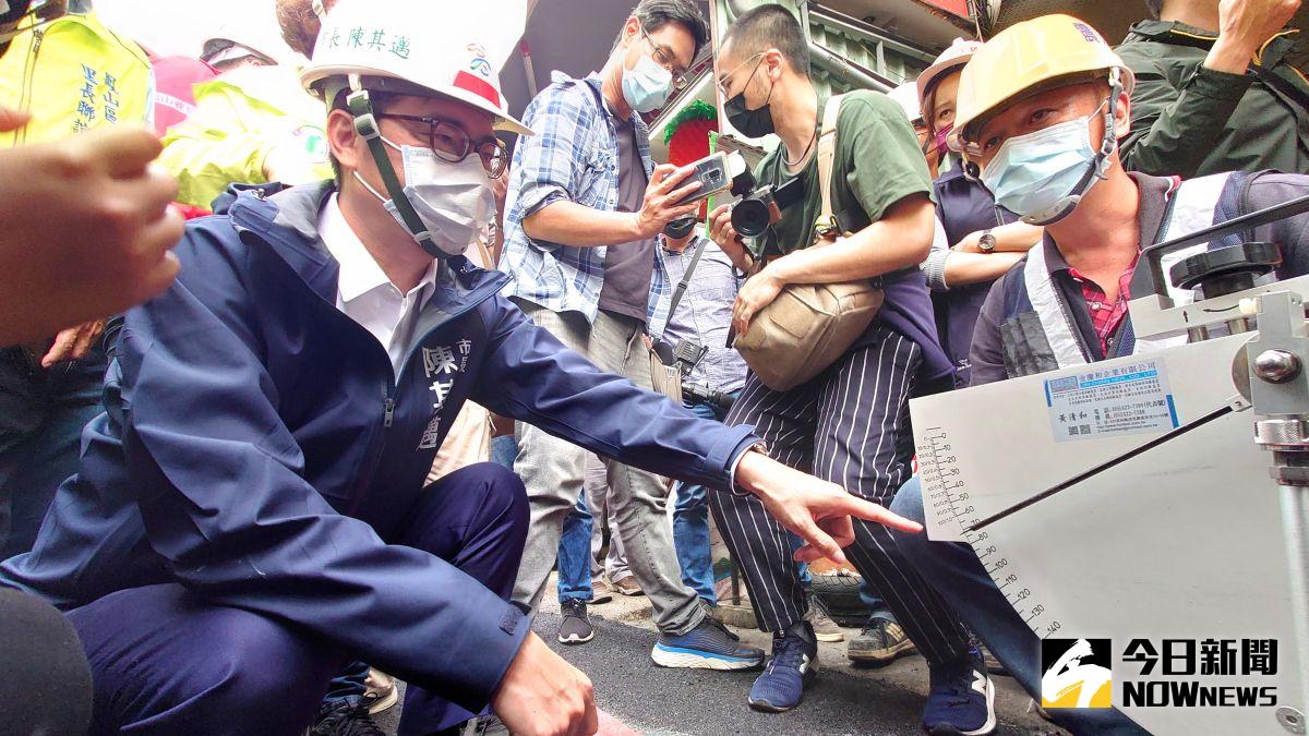 ▲高雄市長陳其邁視察鎮南街路平施作工程，並現場檢測標線的抗滑係數。（圖／記者鄭婷襄攝，2021.03.15）