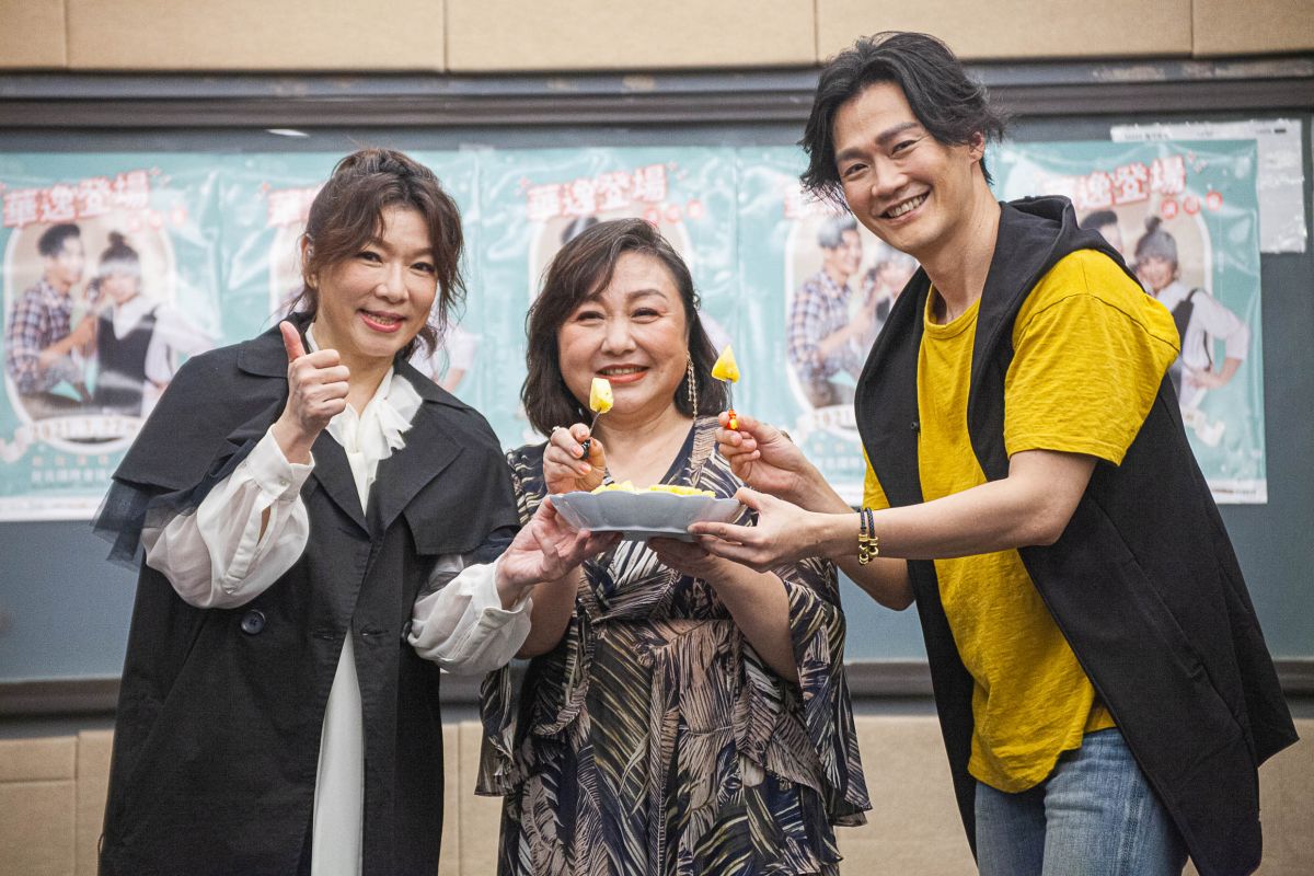 ▲鄭怡（中）自爆林俊逸是「大兒子」，林俊逸（右）虧對方是國寶級明星。（圖／遠雄創藝提供 ）