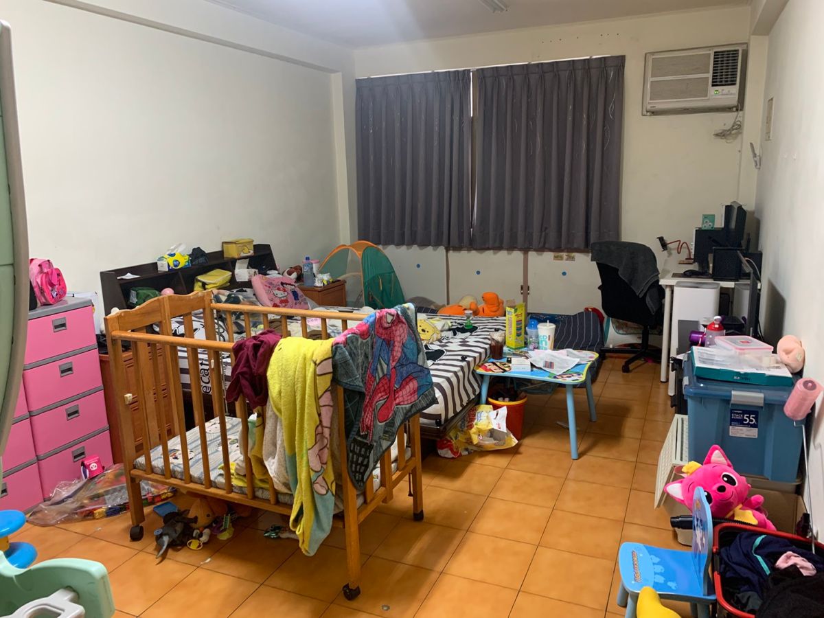 ▲男嬰解剖後赫然發現生前染毒，檢警緊急至男嬰生前住所，並救出8名同住兒童。（圖／翻攝畫面）