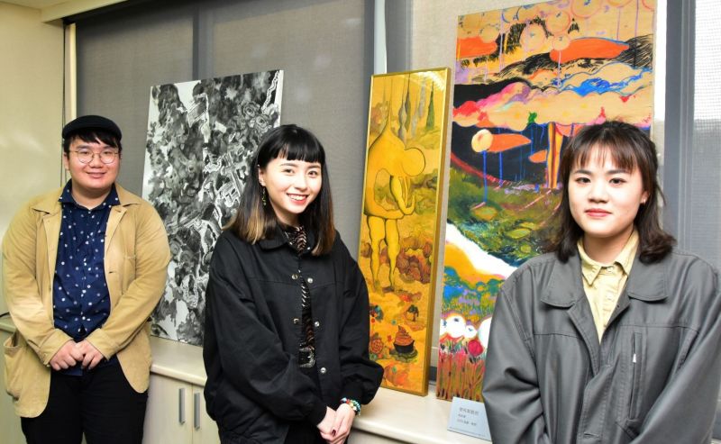 ▲美術與文創學系大三學生傅達仁(左)、鄭雨函(中)與李昀倢(右)展示創新共學的作品。(圖/華梵大學提供)