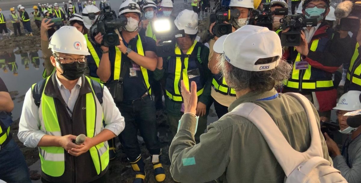 ▲護藻礁公投領銜人潘忠政帶領立委與媒體現場勘查藻礁生態，但他的用詞屢屢遭到中油官員駁斥，中油認為潘的言論會誤導視聽，希望他用詞更精確會比較好。（圖／記者吳承翰攝，2021.03,15）