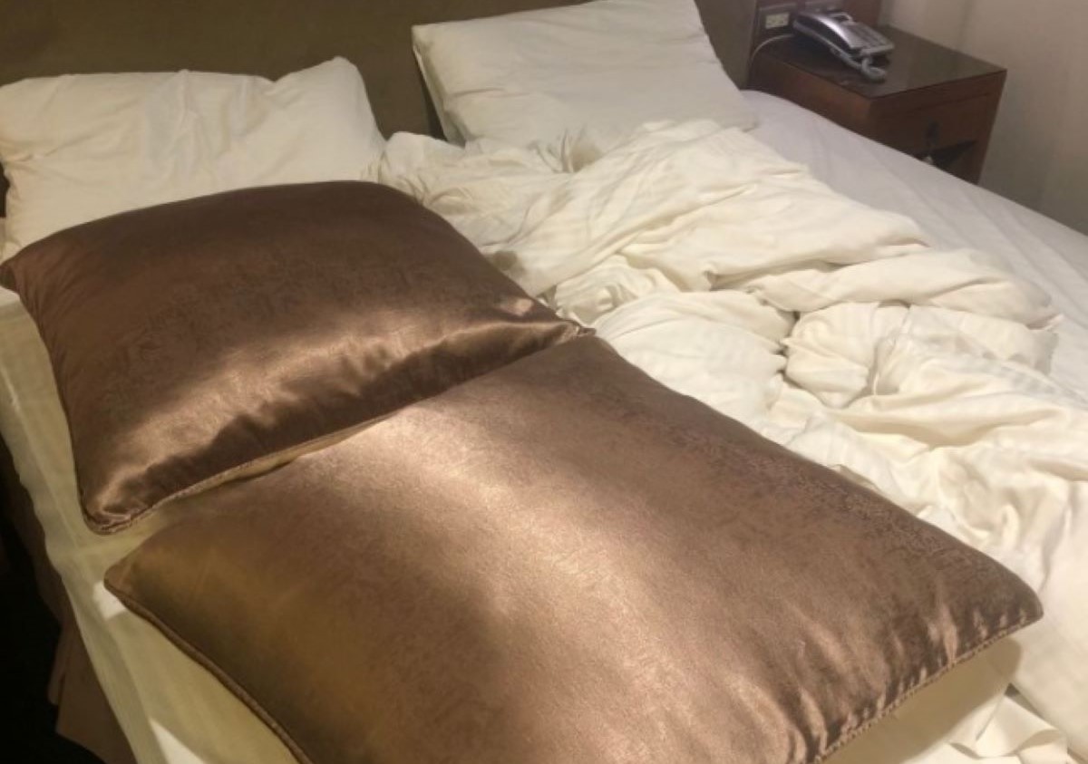 ▲華航機師染疫案燒到防疫旅館諾富特飯店，目前已累積28例確診。對此，胸腔暨重症專科醫師黃軒就曝光「高危險族群」，並提醒民眾，飯店內「4物品」最髒，使用前最好先清潔一下！（示意圖／翻攝Dcard）