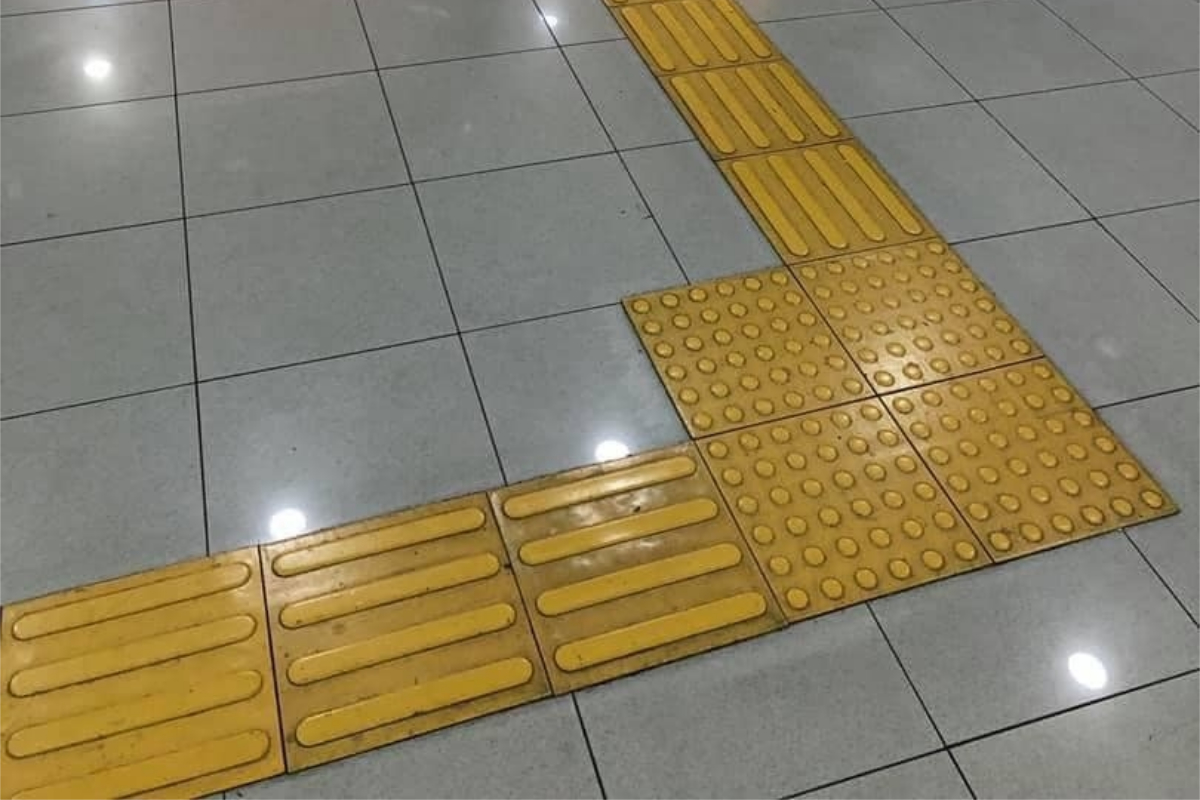 ▲有網友在某科技大樓裡，發現地上的盲磚竟會引導視障者撞門。（圖／翻攝自《路上觀察學院》 ） 