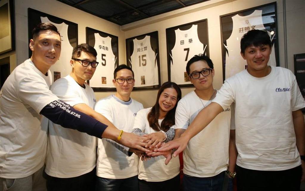 ▲昔日「三民五虎」和教練謝玉娟（左四）難得6人齊聚，如今田壘(左一）即將退役，也是5人中最後一位退役的球員。（圖／匯傑國際行銷提供）