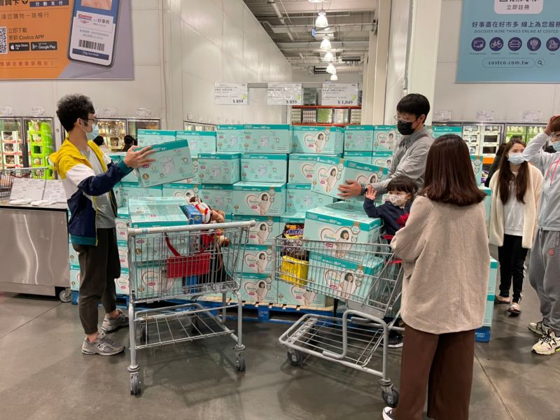 ▲好市多處處可見爸媽帶著家中寶貝一起來搬貨。(圖/資料照片)