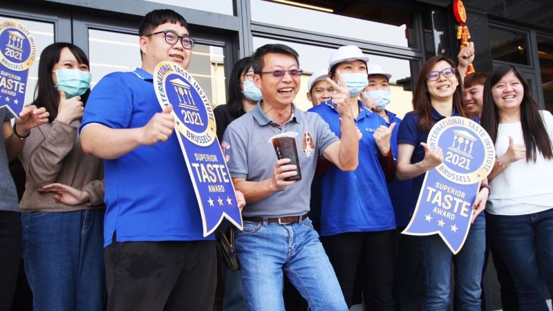 ▲業者以親民平價的茶品,給消費者頂級的品味。(圖/吳家紅茶冰提供)
