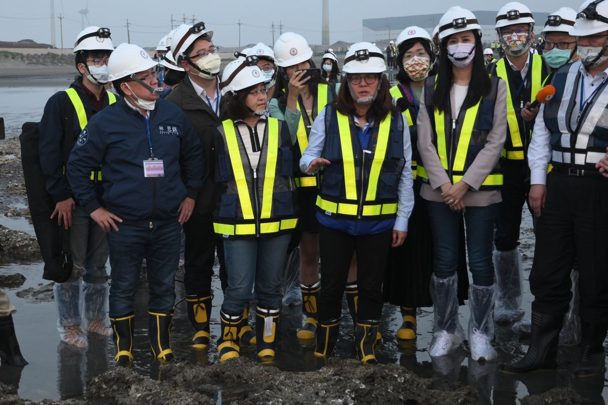 ▲衛環委員會召委陳玉珍帶團考察藻礁；立法院民進黨團為了防止藍營在經濟委員會將藻礁議題遭做成執政議題，黨團將持續派員鎮守經濟委員會。（圖／記者林柏年攝，2021.03.15）