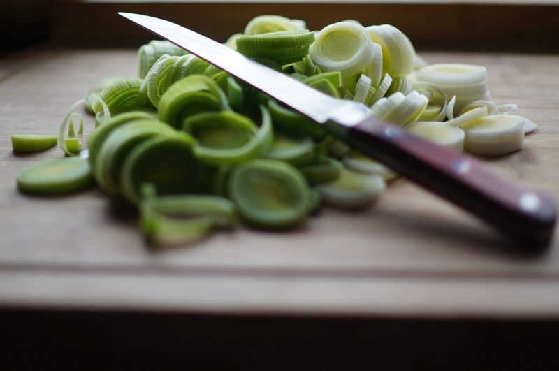 ▲搜狐美食專欄《Lily談美食》分享,「韭菜」搭配「豆皮」一起炒,不用加肉炒就很好吃,不僅「鮮」氣十足,還富含營養價值。(圖/取自pixabay)