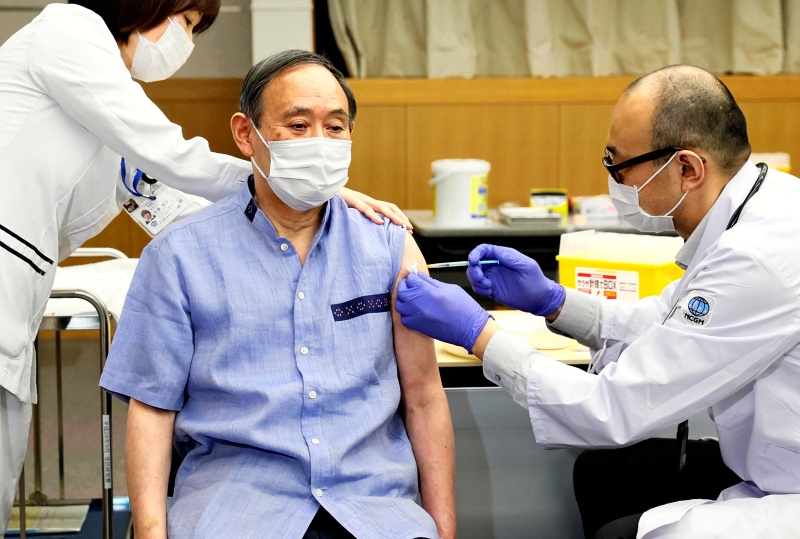 ▲日本首相菅義偉7日召開記者會說明延長緊急事態宣言至31日的理由。他表示,防疫關鍵是接種疫苗,要加速疫苗接種作業,目標是一天施打100萬劑。圖為他4月接種第一劑輝瑞新冠疫苗之照片。(圖/美聯社/達志影像)