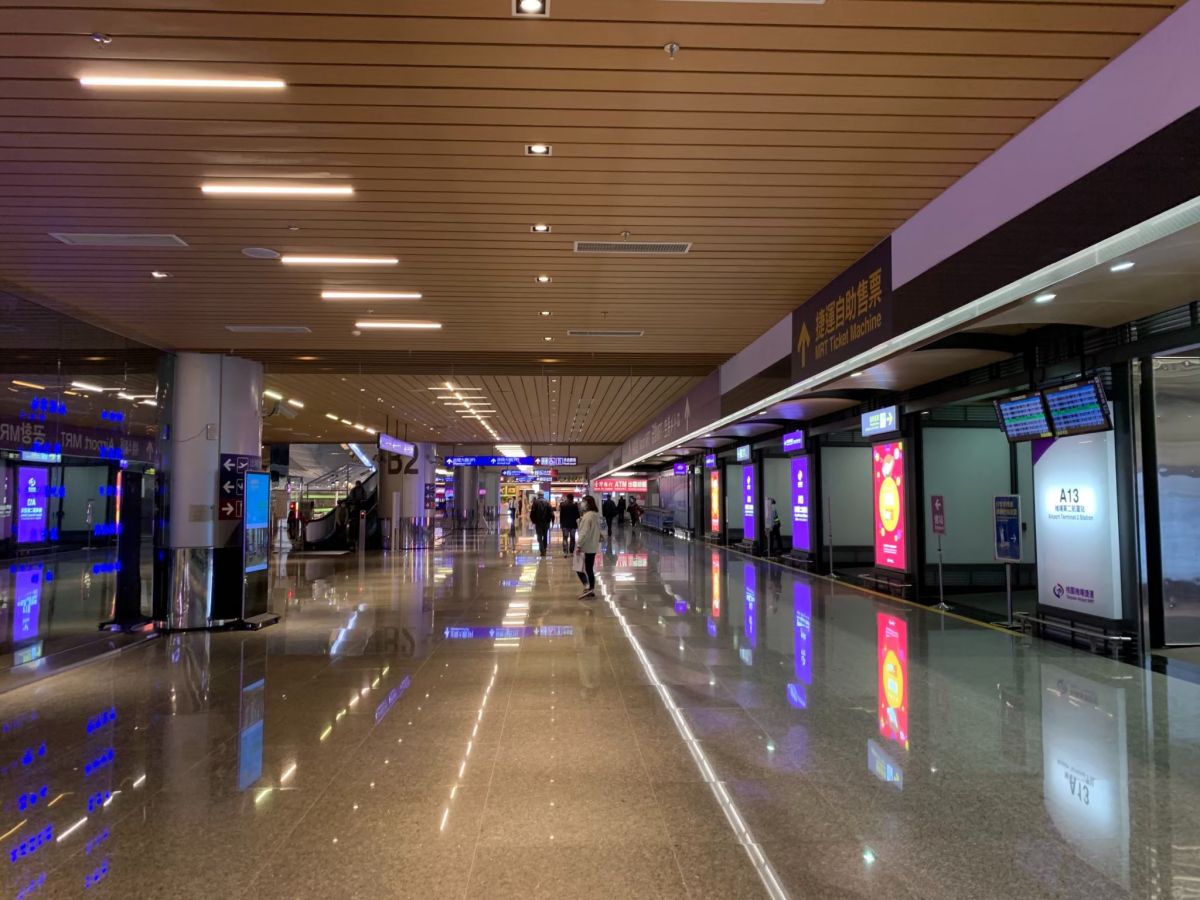 ▲華航機師染疫燒到防疫旅館，傳出有確診人員曾倒過桃機第二航廈B2美食街麥當勞消費，目前機場關閉該區，並進行消毒作業。（圖／NOWnews資料照）