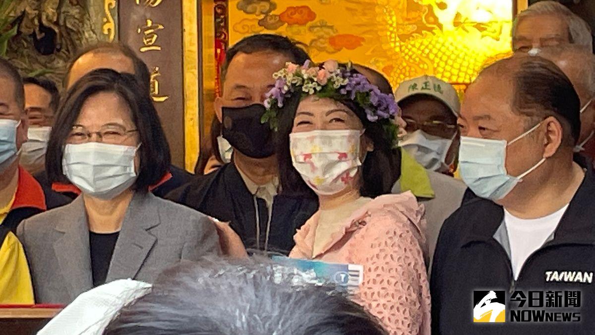 ▲總統蔡英文（左一）16日前往天母三玉宮進行參拜，也首度為民進黨立委吳思瑤（中）發聲反罷免，並直言「愛瑤令來了」。（圖／記者丁上程攝，2021.03.16）