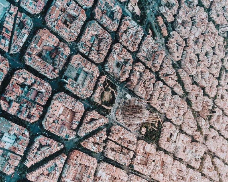 ▲有網友分享西班牙巴塞隆納的城市空拍照，超方正的規劃讓大家讚嘆不已。（圖／翻攝自《爆廢公社二館》臉書）