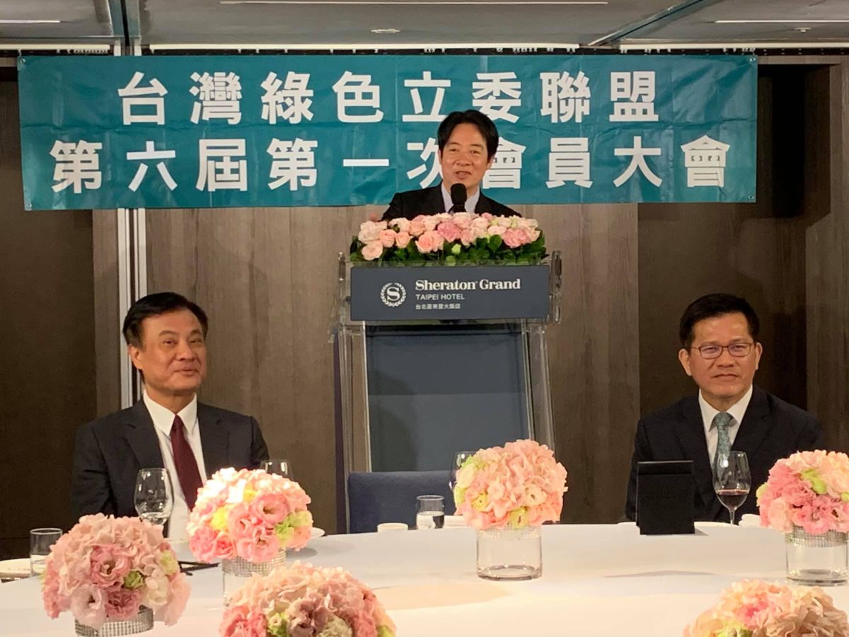 ▲由民進黨人士組成的「台灣綠色立委聯盟」13日改選理監事，現場綠營大咖雲集，副總統賴清德（中）親自到場監交，前總統府秘書長蘇嘉全（左）當選理事長。（圖／翻攝中小企業聯合輔導基金會董事長賴坤成臉書）