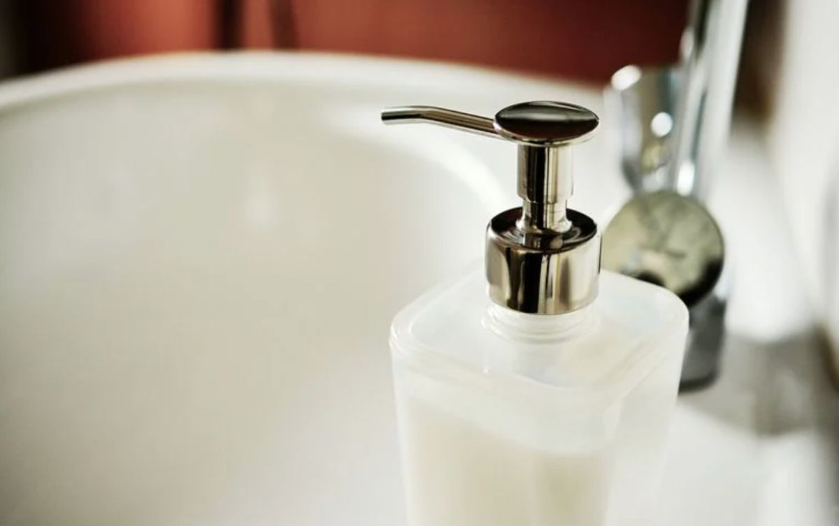 ▲民眾日昂生活常用的沐浴乳、洗髮精見底時，常會透過「1撇步」延長使用時間，但這無心的動作卻有可能導致細菌孳生。（示意圖／翻攝自Pixabay）