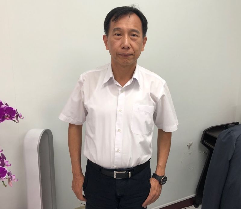 ▲台灣自來水公司第7區管理處處長武經文說明改善鳳山水庫淨水場增加蓄水量的情形。(資料照/記者黃守作攝)