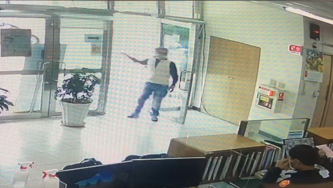 ▲計程車司機慌張的跑進東山派出所求助(圖/記者鄧力軍翻攝)