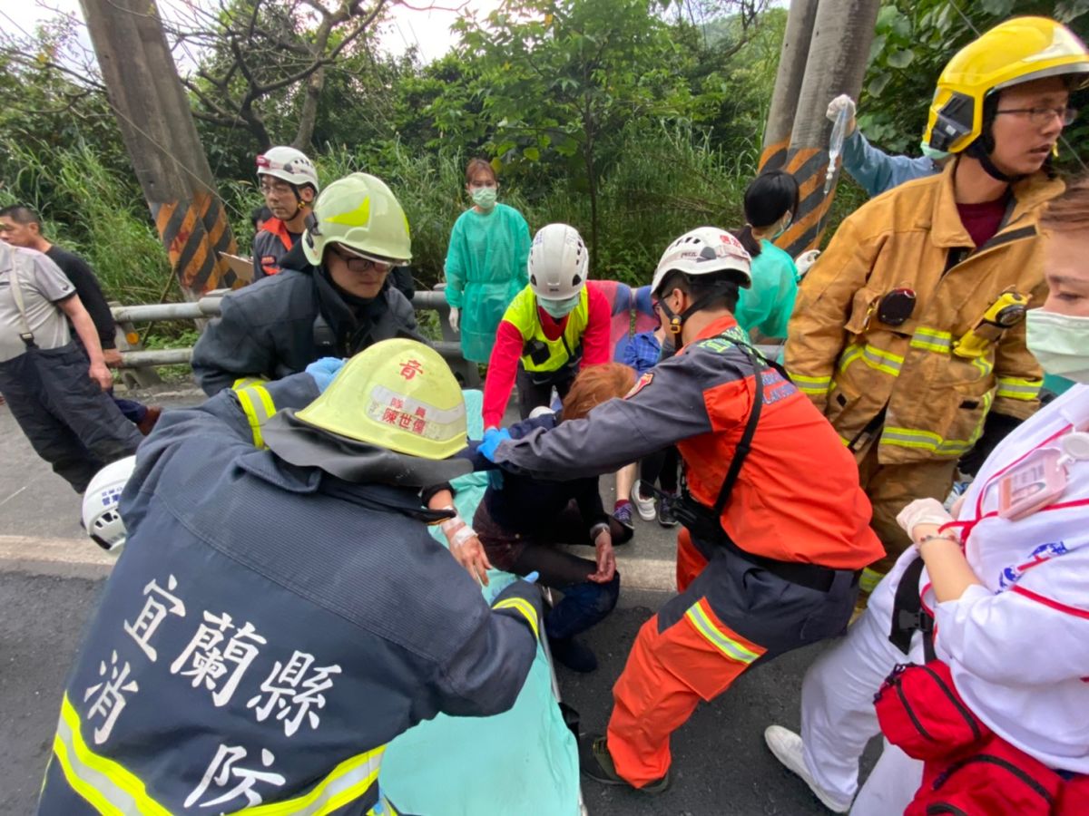 ▲蘇花公路東澳段今（16）日下午4時許發生遊覽車撞山壁意外，造成5人死亡、10人重傷、30人輕傷。（圖／宜蘭縣消防局提供）