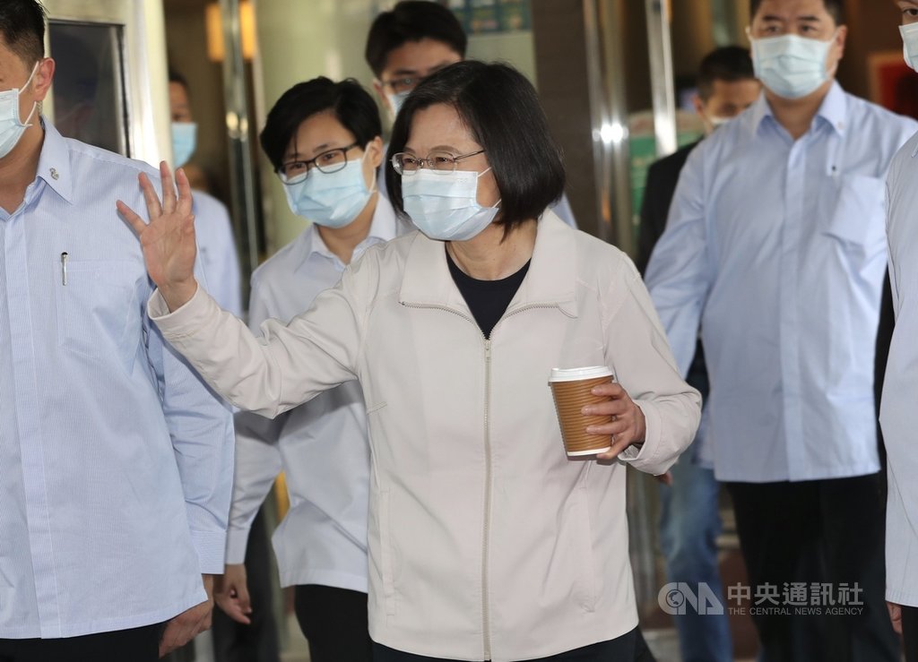 ▲總統兼民進黨主席蔡英文（前中）16日與台北市黨公職座談，會後離去時向眾人揮手致意。中央社記者張皓安攝 110年3月16日