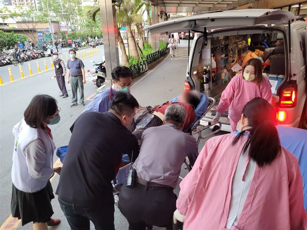 ▲台9線蘇花公路東澳段16日一輛遊覽車撞山壁，傷者送醫治療。中央社記者沈如峰宜蘭攝 110年3月16日