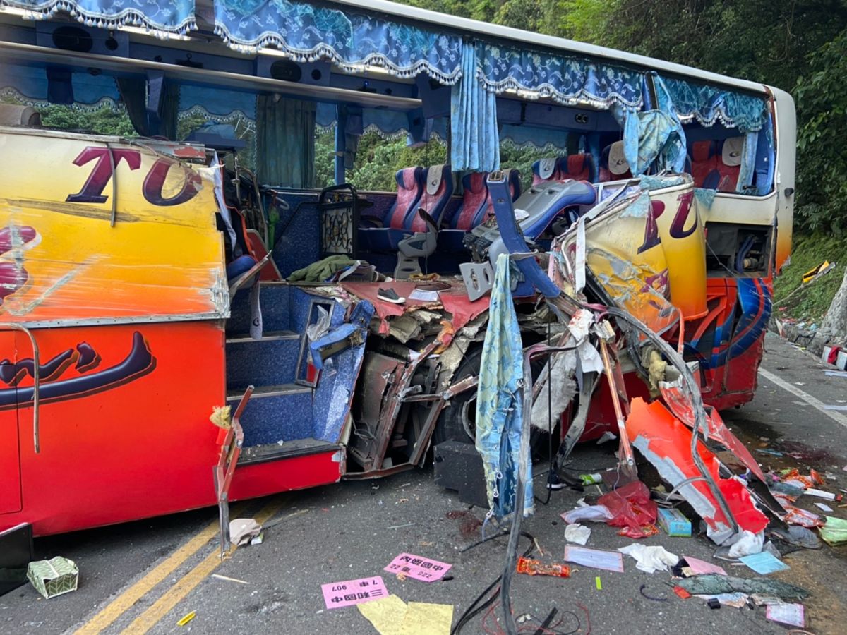 ▲蘇花公路昨（16）日發生遊覽車撞山壁意外，一位遊覽車小姐看了新聞有感而發，吐露行業心酸。（圖／宜蘭縣消防局提供）